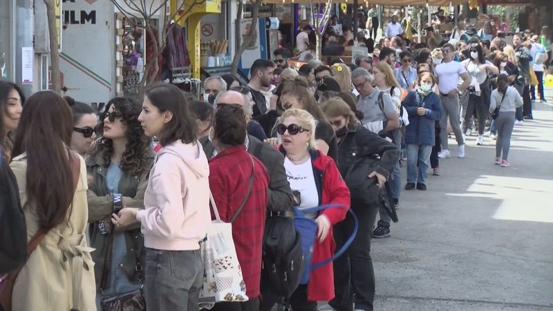 Büyükada'da elektrikli araç kuyruğu