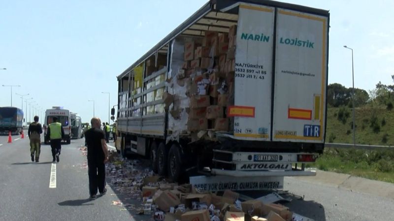 Çekmeköy'de 2 tır çarpıştı