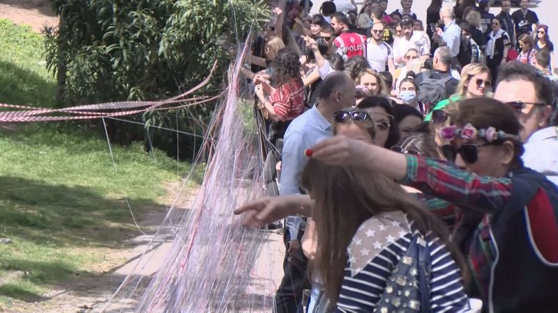 Büyükada geleneği bozulmadı: İp bağlayıp dilek tuttular
