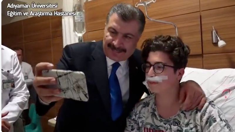 Fahrettin Koca hastanede yatan çocukları ziyaret etti