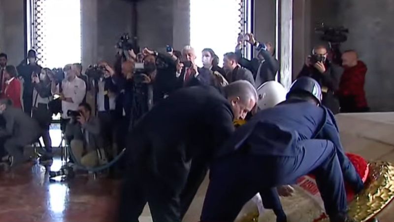 Devlet erkanı Anıtkabir'e çelenk bıraktı