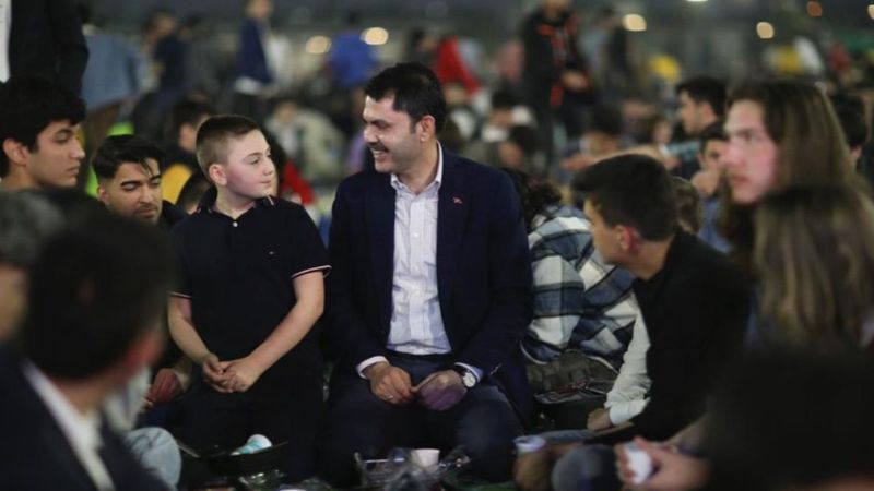 Murat Kurum, ilk defa oy kullanacak 5 bin gençle iftarda buluştu