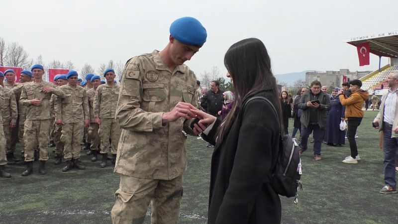 Karabük'te uzman onbaşıdan sürpriz evlilik teklifi