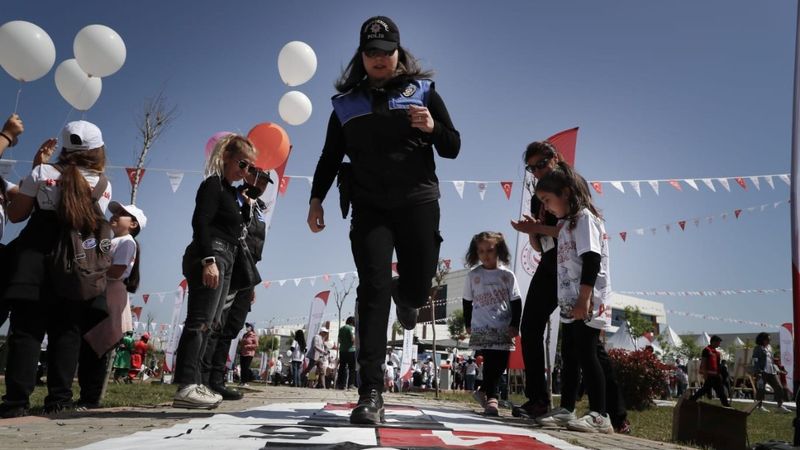 Adana polisi, 23 Nisan'da çocuklarla eğlendi