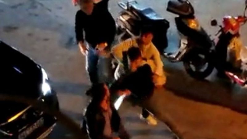 Zeytinburnu'nda tekmeli yumruklu yol kavgası