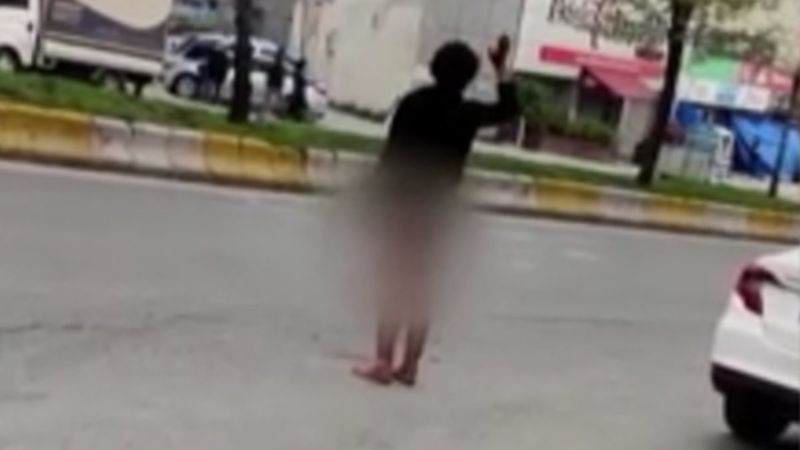 Esenyurt’ta, sokağa yarı çıplak çıkan şahıs kamerada