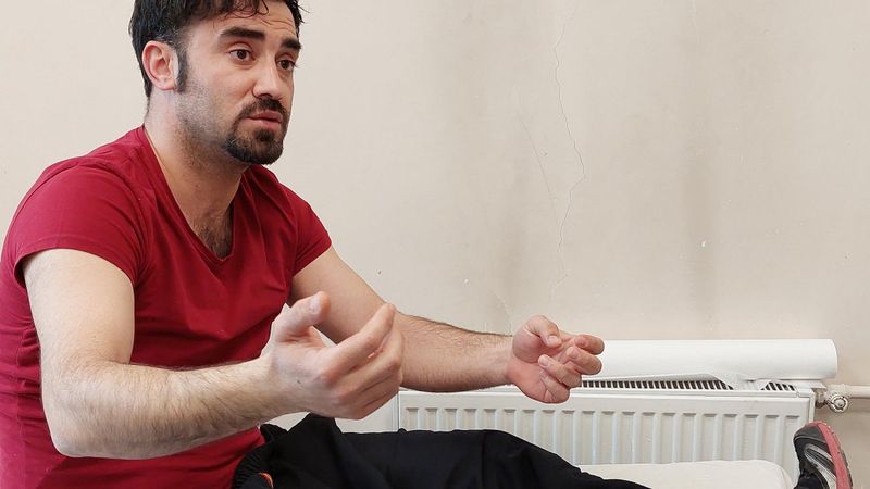 Erzurum'da 6'ncı kattan düşen çocuğu bacağı ile kurtardı