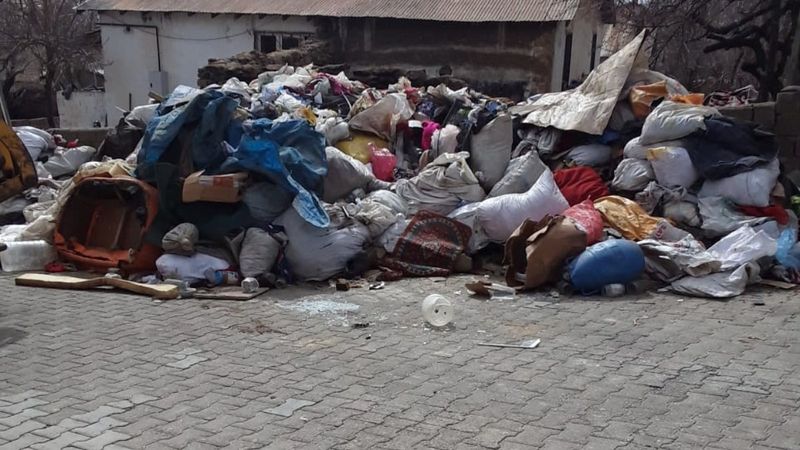 Bitlis'te yaşlı kadının evinden 2 kamyon çöp çıkarıldı