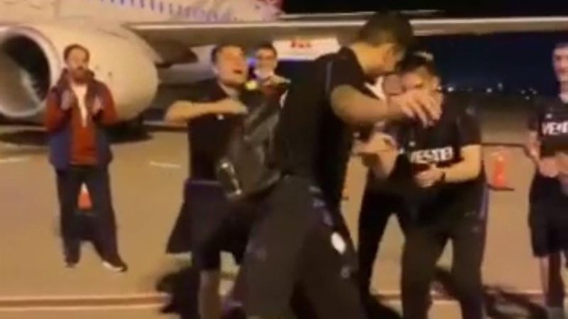 Trabzonsporlu futbolcular havalimanında kolbastı oynadı