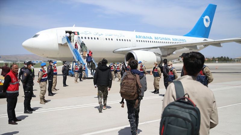 Kaçak Afganların ülkelerine dönüşleri sürüyor