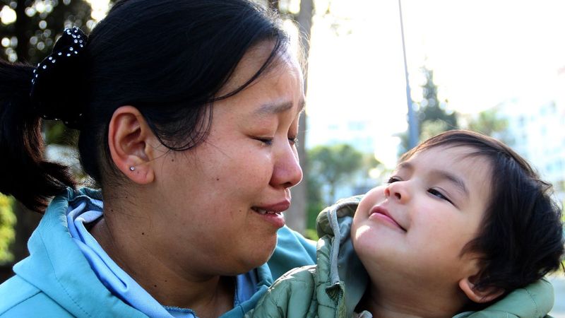 Antalya'da kalan Kazakistanlı anneden hasta kızı için yardım çağrısı