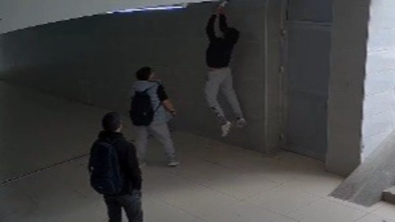 Konya'da güvenlik kameralarını parçalayan çocuklar