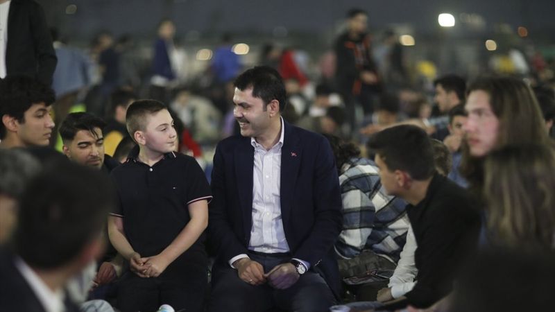 Murat Kurum, gençlerle iftar yaptı