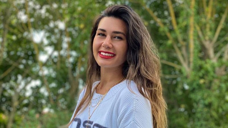 'Bacaklar hariç her yerin açık be' Sibil Çetinkaya dekoltenin dozunu fena kaçırdı! Görenin nutku tutuldu