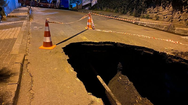 Şişli'de çöken yol, kanalizasyon kokusu yaydı
