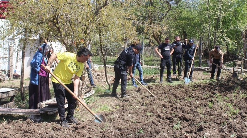 Malatya'da polis ekipleri, yaşlı kadının bahçesini çapaladı