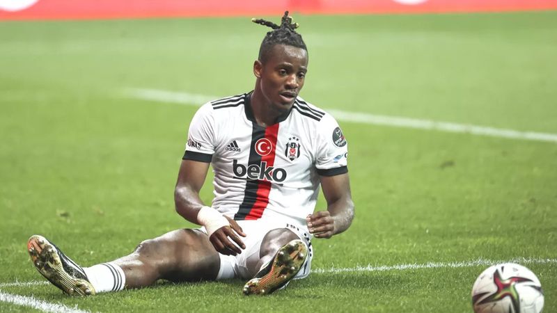 Batshuayi oyundan çıkarken ıslıklandı