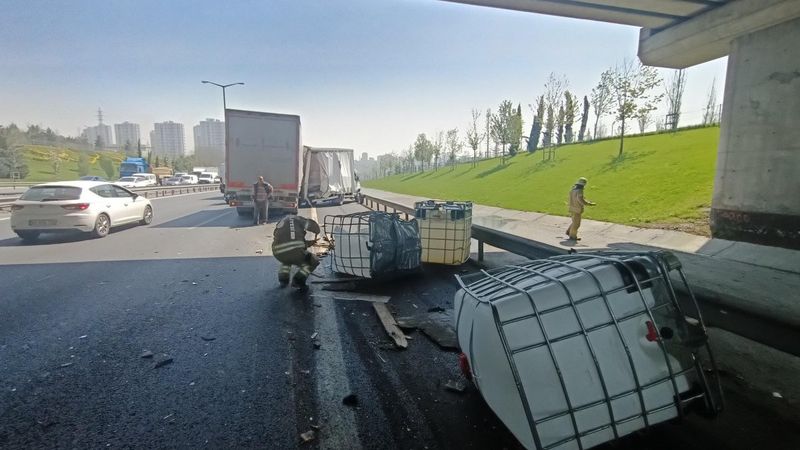 İstanbul'da, kimyasal yüklü kamyonet kaza yaptı