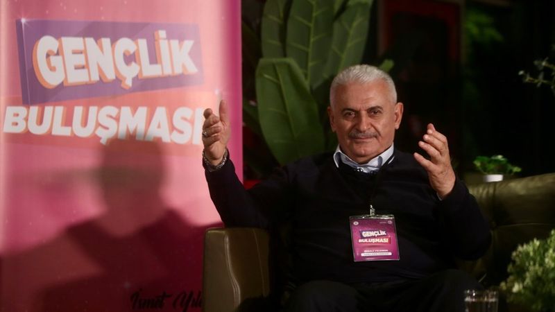 Binali Yıldırım, gençlerle bir araya geldi