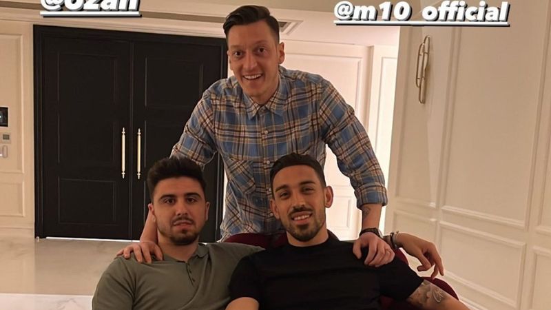 İrfan Can Kahveci, Mesut Özil ve Ozan Tufan'ı ziyaret etti