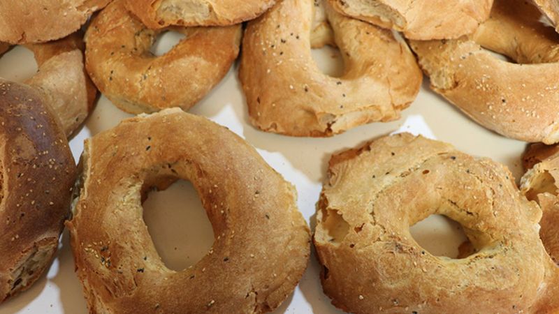 Siirt'in meşhur kuru ekmeği ıslatılarak yeniyor