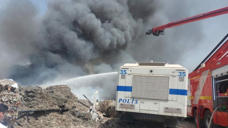 İzmir'de geri dönüşüm fabrikasında yangın çıktı