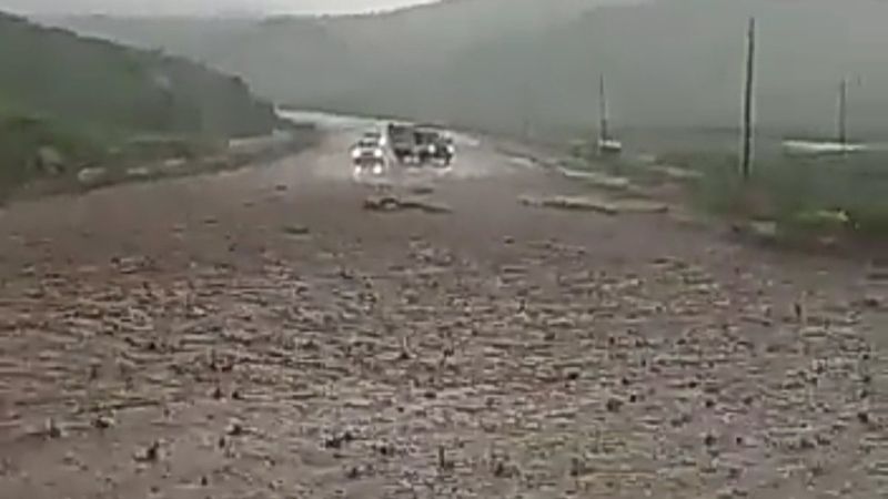 Siirt’te sel oldu, araçlar mahsur kaldı