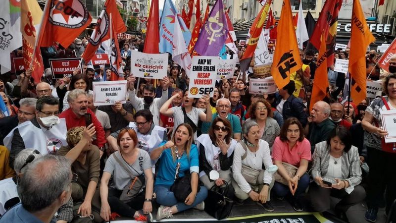 Gezi parkı davası sonrası yapılan eylemlerde açılan pankartlar dikkat çekti