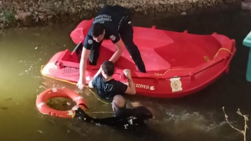 Porsuk Çayı'na telefonunu düşürdü, almaya çalışırken ölümden döndü