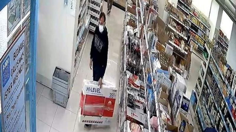 Aksaray'daki hırsız, marketten televizyon çaldı