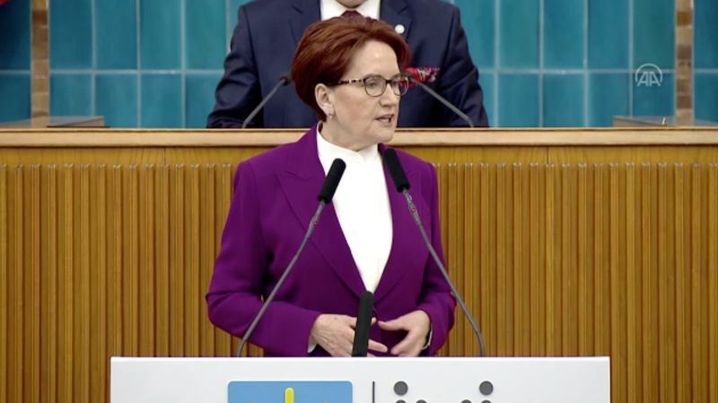 Meral Akşener, prompterı bozulunca konuşamadı