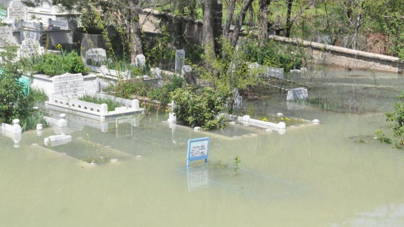 Gümüşhane'de eriyen karlar, mezarlığı göle çevirdi