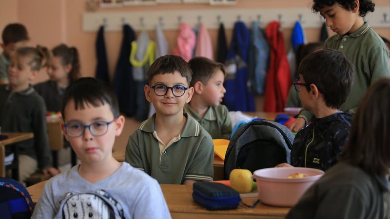 Öğrenciler maskeleri çıkardı