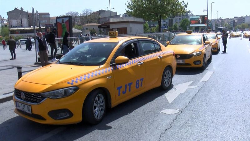 Fatih'te polis, taksicileri denetledi