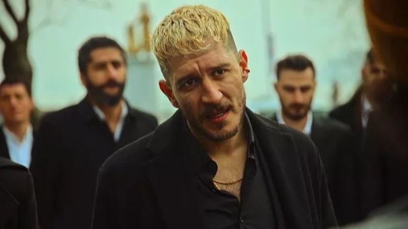 Uraz Kaygılaroğlu'nun eski eşi Melis boylu boyunca uzandı, kasığına kadar dekolte verdi! Görenin nevri döndü