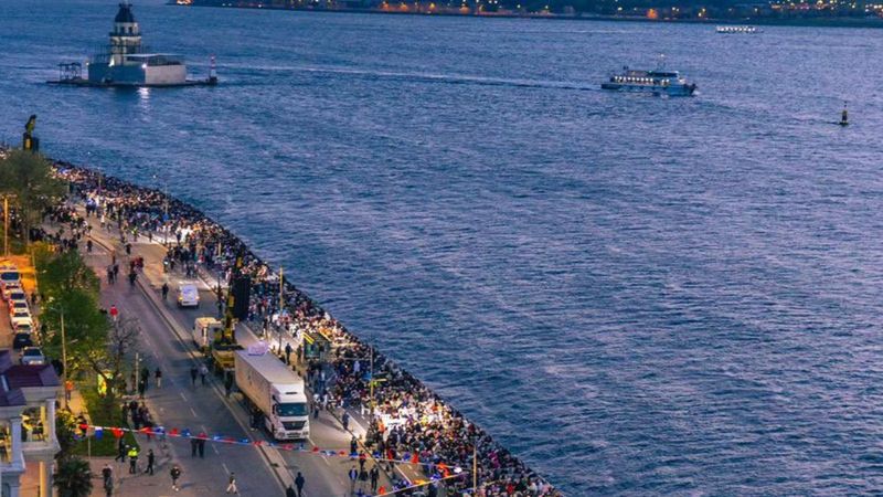 Üsküdar'da halk, 2 kilometrelik iftarda buluştu