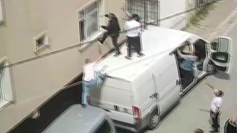 Esenyurt'ta yangın: Mahsur kalanlar araçla kurtarıldı