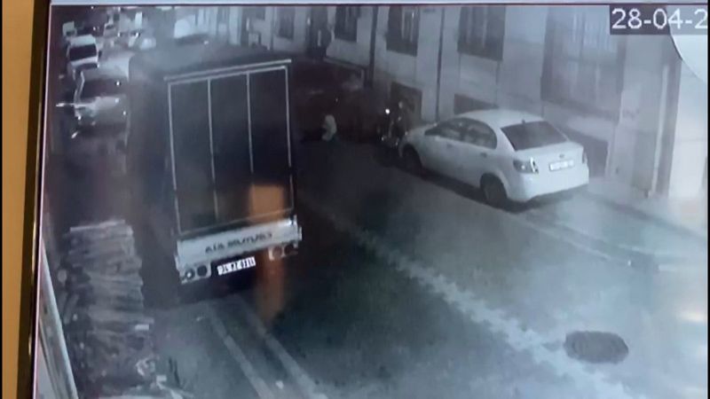 Esenyurt'ta husumetli aileler, birbirine silah çekti