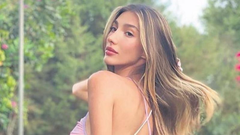 'Kaburgaların sayılıyor' Şevval Şahin boynundan göbeğine kadar inen dekoltesiyle poz verdi