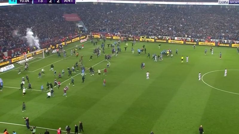 Trabzon'da taraftar maç bitmeden sahaya indi