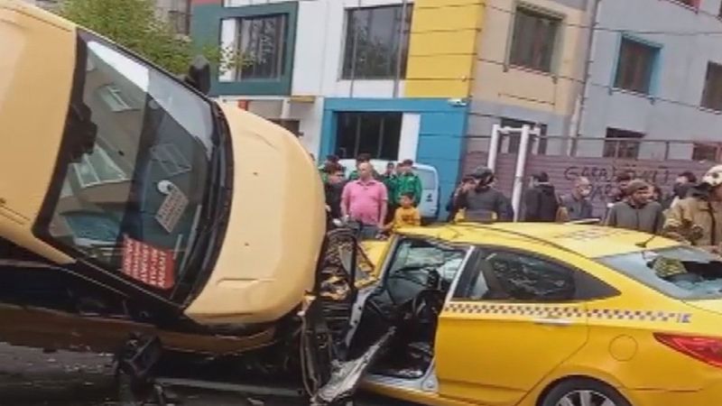 Eyüpsultan'da minibüs taksiye çarptı