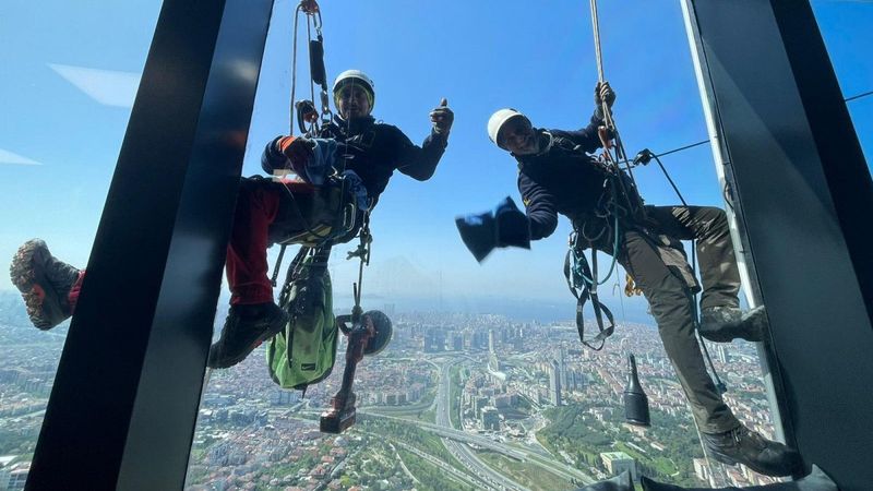 Avrupa'nın en yüksek kulesinde bayram temizliği yapıldı