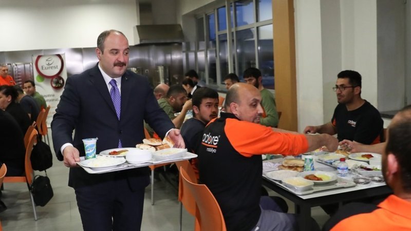 Mustafa Varank, mobilya üretim tesisinde işçilerle iftar yaptı