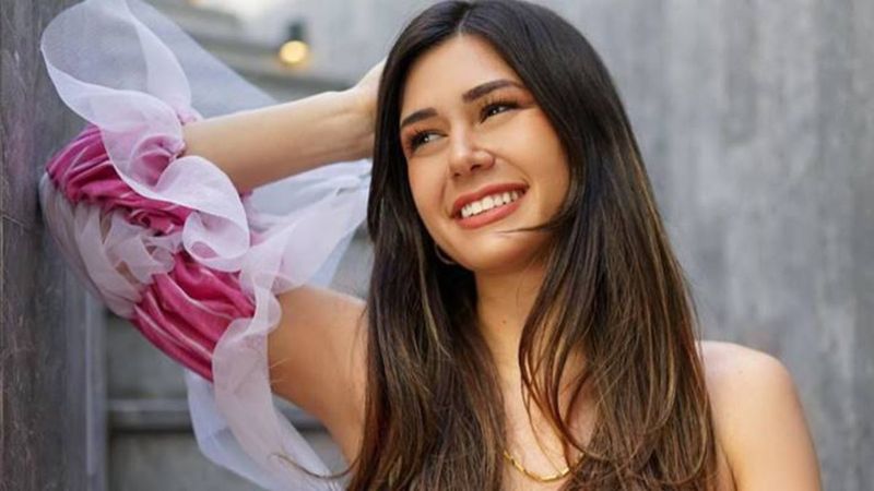 'Yine giyinmemiş, kasığına kadar açmış' Sibil Çetinkaya saten elbisesindeki kıvraklığıyla tansiyon yükseltti..