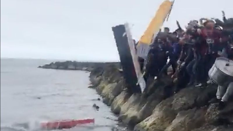 Trabzonsporlu taraftarlar sarı-kırmızılı ve sarı lacivertli tabutları denize attı