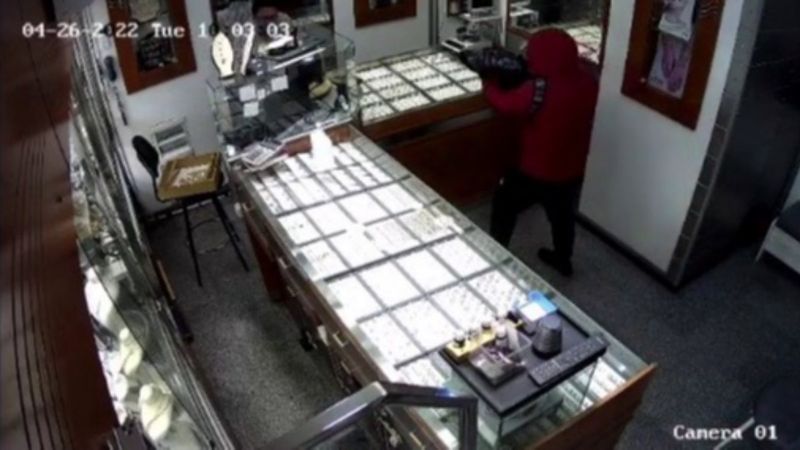 Tuzla'da soyulan kuyumcunun çalışanı silahla vuruldu