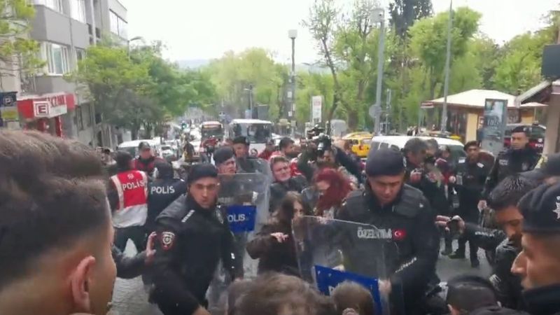 1 Mayıs kutlamalarında Taksim'e yürümek isteyen grupla polis arasında arbede