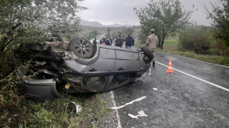 Diyarbakır'da kontrolden çıkan araba tatla attı