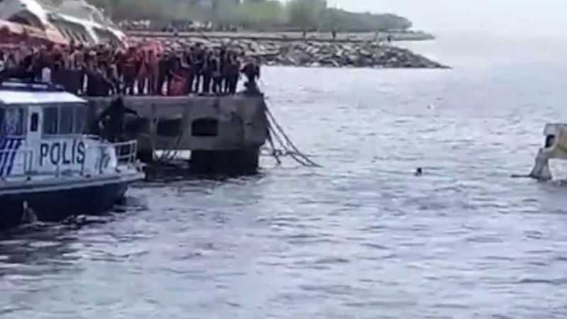 CHP Adalar İlçe Başkanı Ali Ercan Akpolat denize atladı