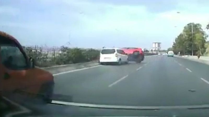 İzmir'de aracın çarptığı otomobil takla attı